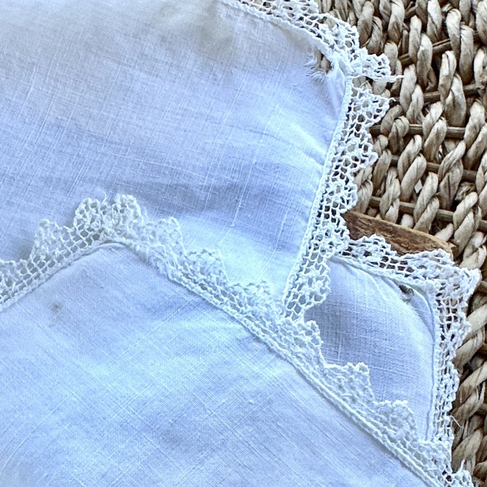 4 Vintage White Lace Trimmed Cloth Napkins - Picture 6 of 6